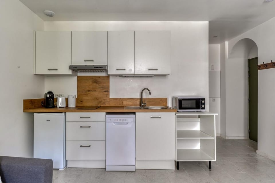 Coffee/tea facilities, Kitchen or kitchenette, stove, toaster