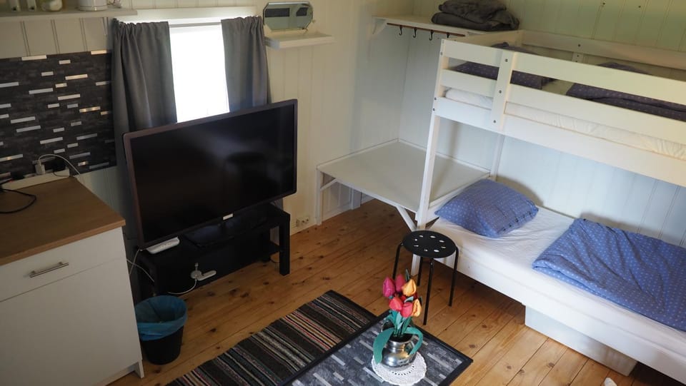 Bed, TV and multimedia, Bedroom, bunk bed