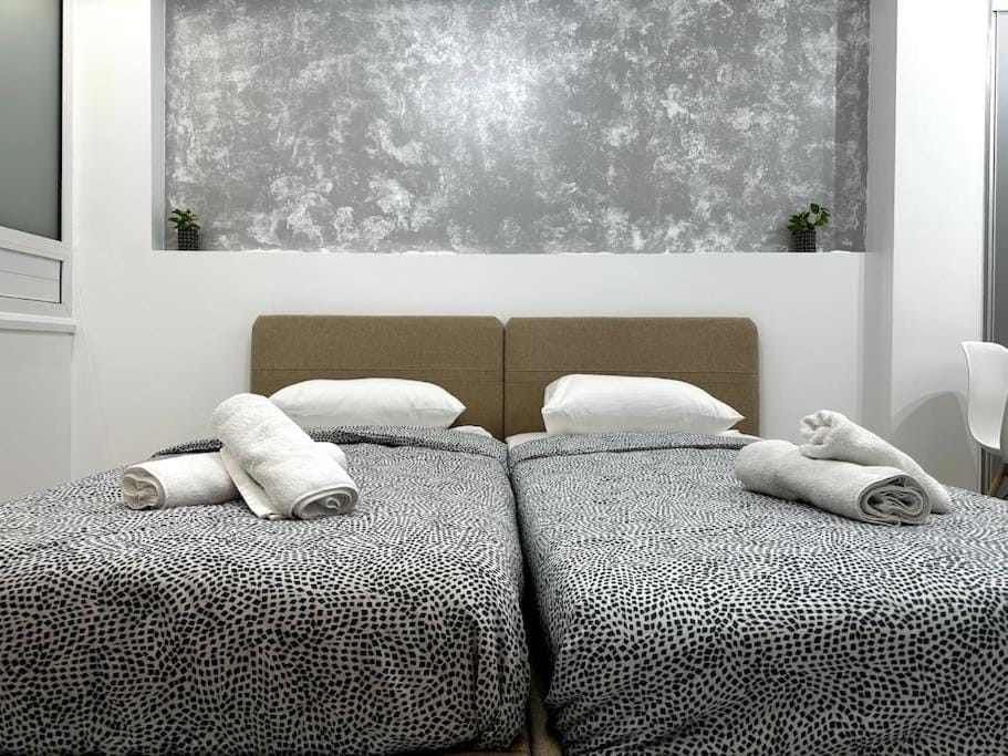 Bed, Bedroom, towels