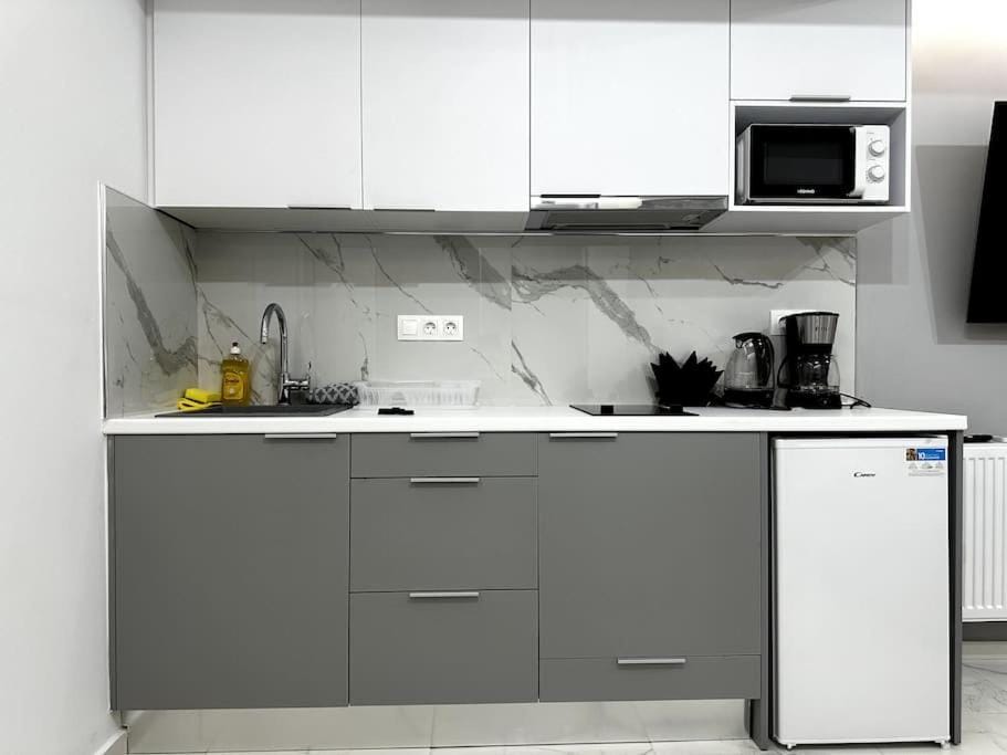 Coffee/tea facilities, Kitchen or kitchenette, stove