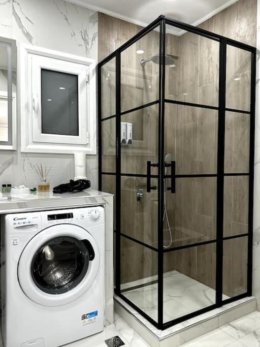 Shower, Bathroom, washing machine, dryer