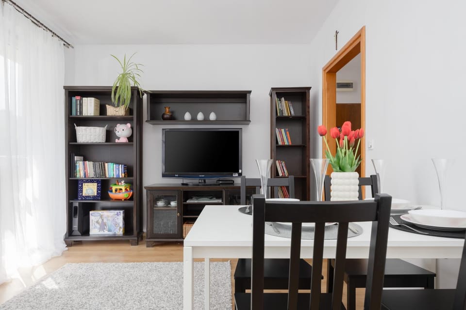 Communal lounge/ TV room, TV and multimedia, Living room, Seating area, Dining area, Evening entertainment