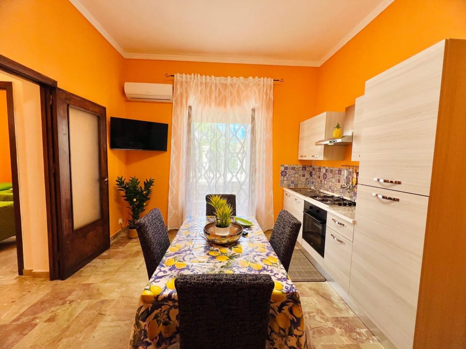 TV and multimedia, Kitchen or kitchenette, Living room, Seating area, Dining area, stove, air conditioner