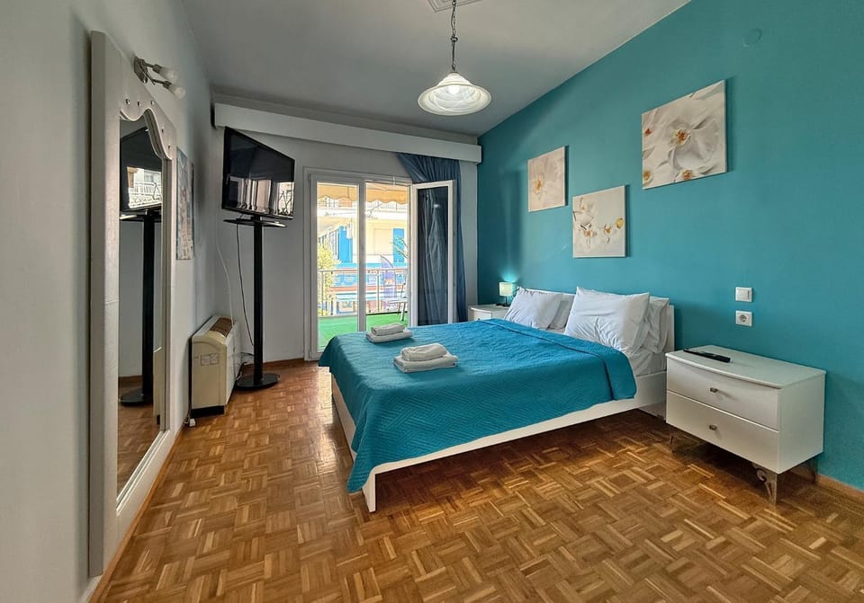 Bed, TV and multimedia, Photo of the whole room, Bedroom