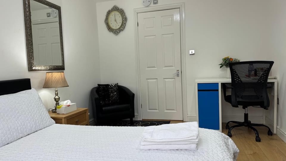 Room with en-suite facilities Bed and Breakfast in Runnymede District