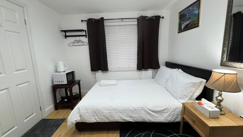 Room with en-suite facilities Bed and Breakfast in Runnymede District