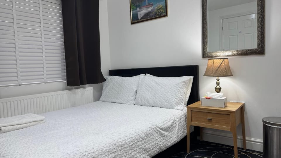 Room with en-suite facilities Bed and Breakfast in Runnymede District