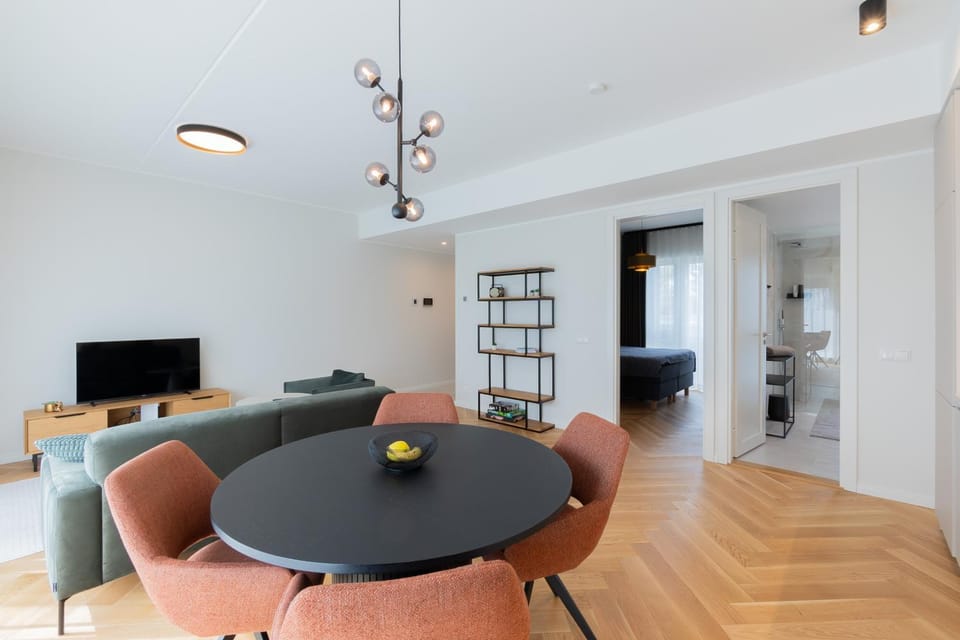 TV and multimedia, Living room, Seating area, Dining area, Evening entertainment
