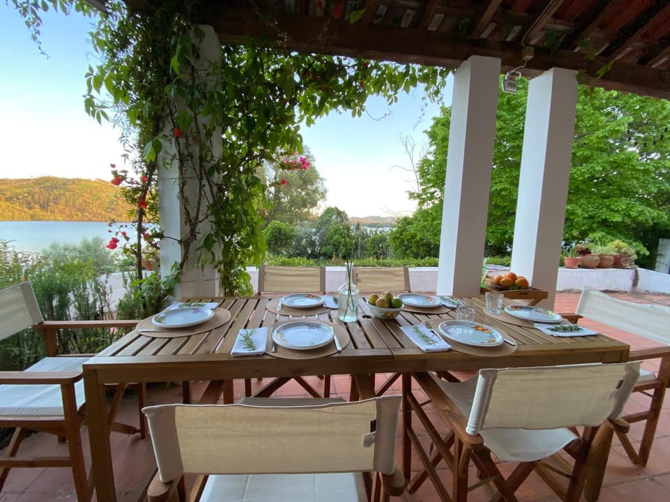 View (from property/room), Balcony/Terrace, Dining area, Lake view, River view