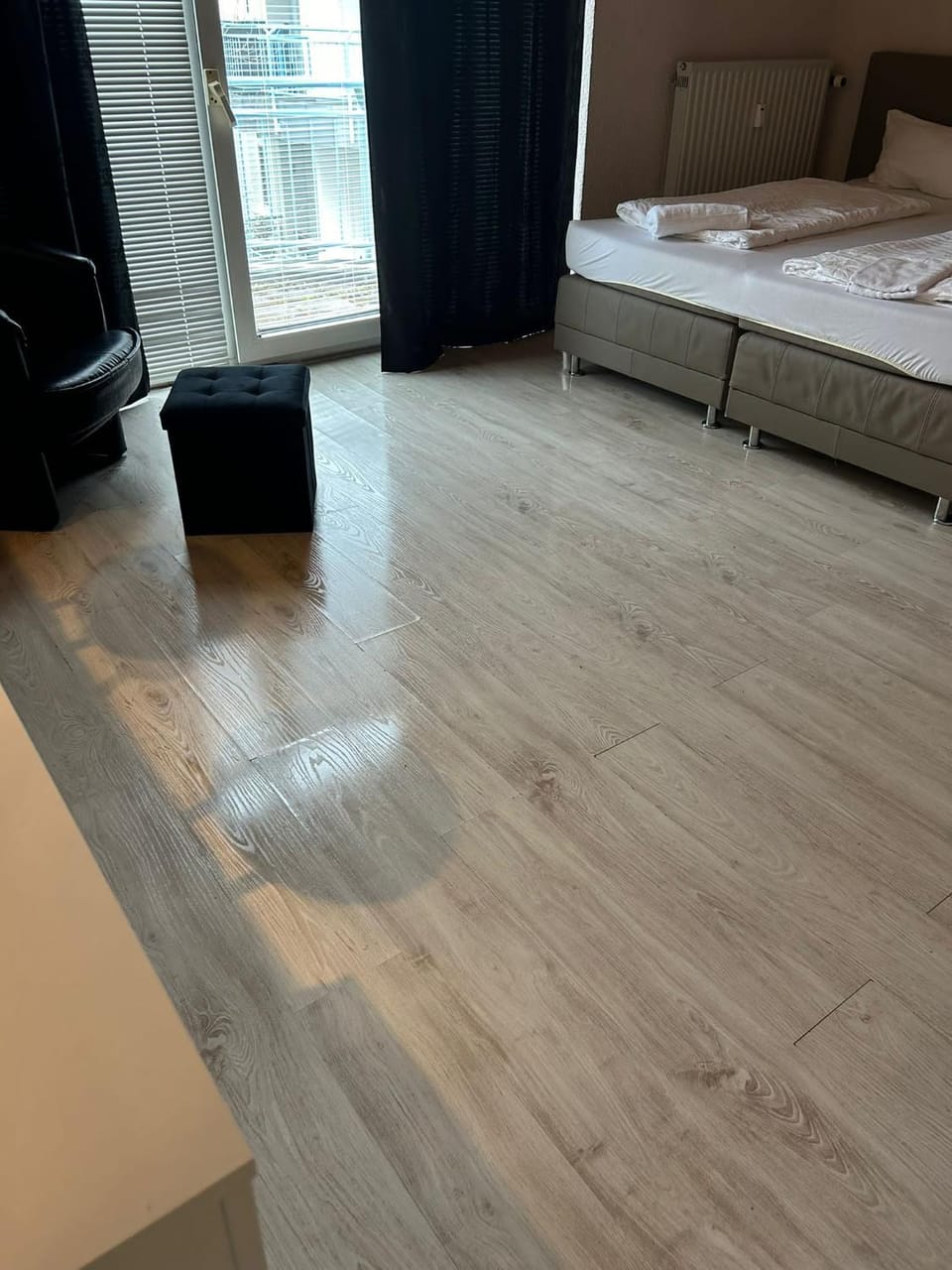 Bed, Photo of the whole room, Seating area, heating