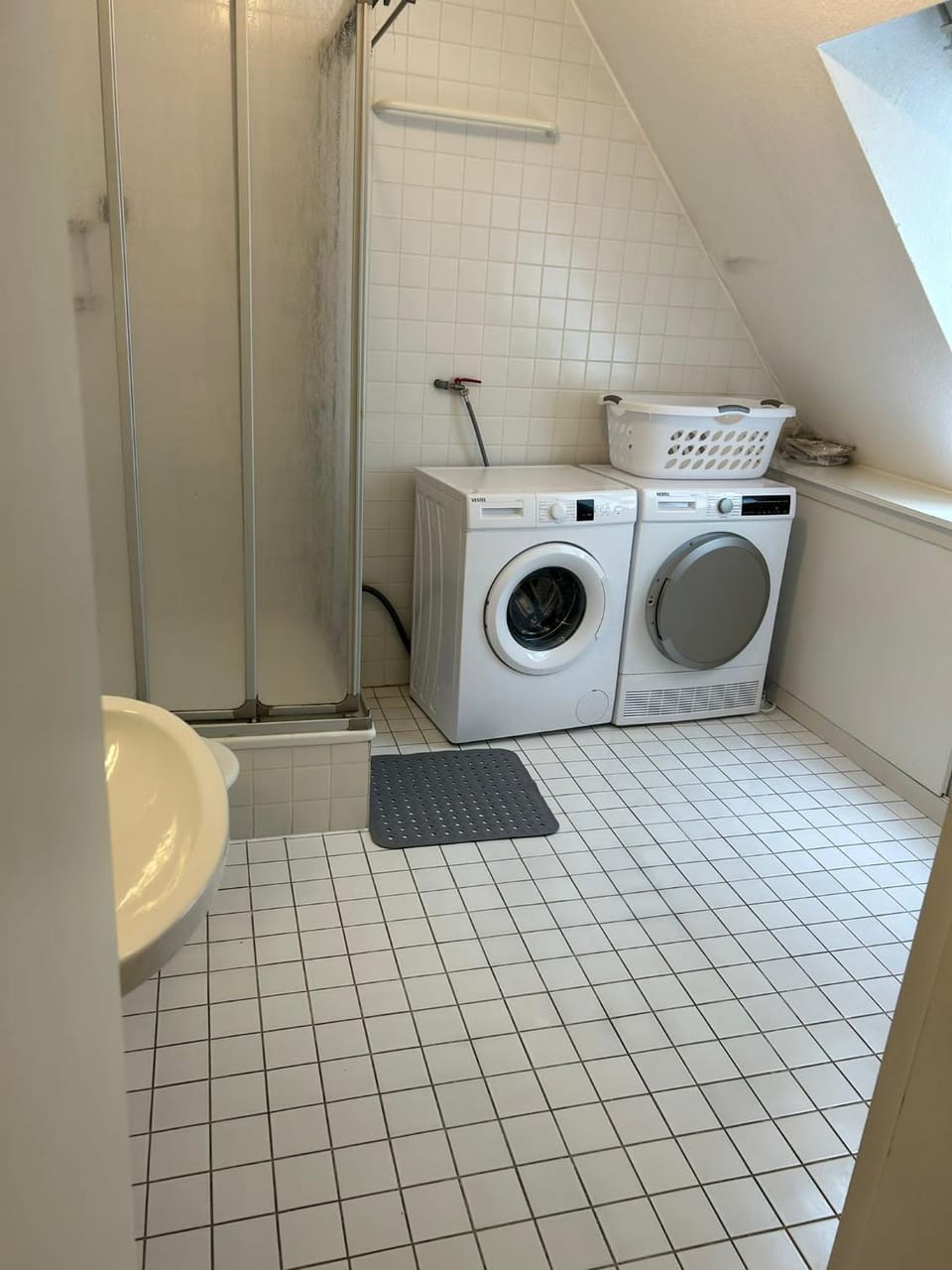 Shower, Bathroom, washing machine, dryer