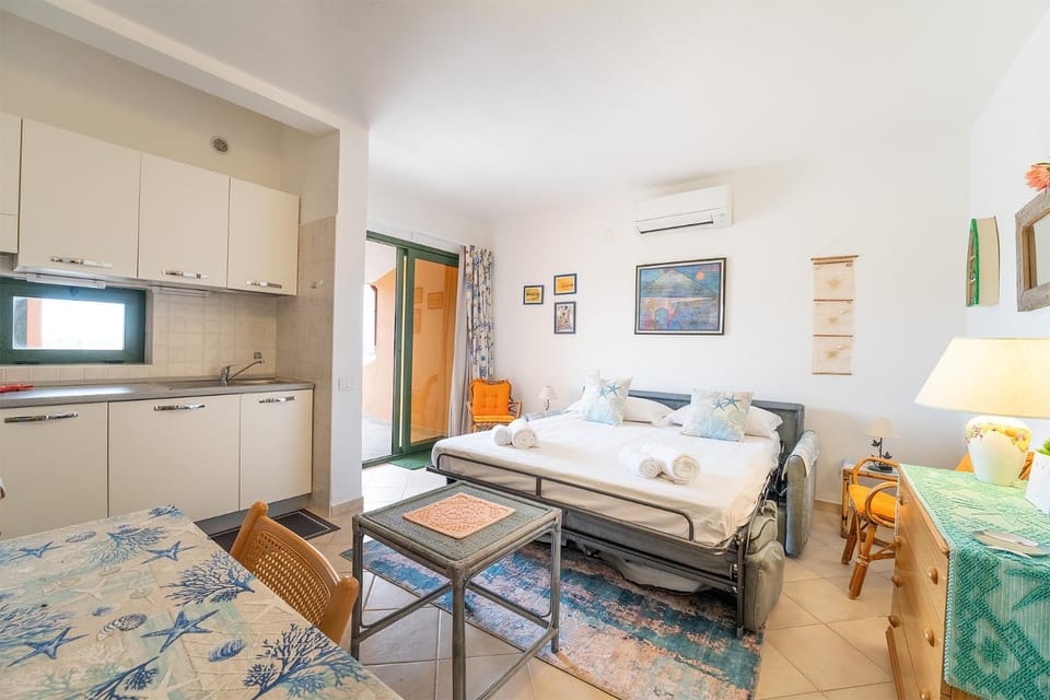 Bed, TV and multimedia, towels