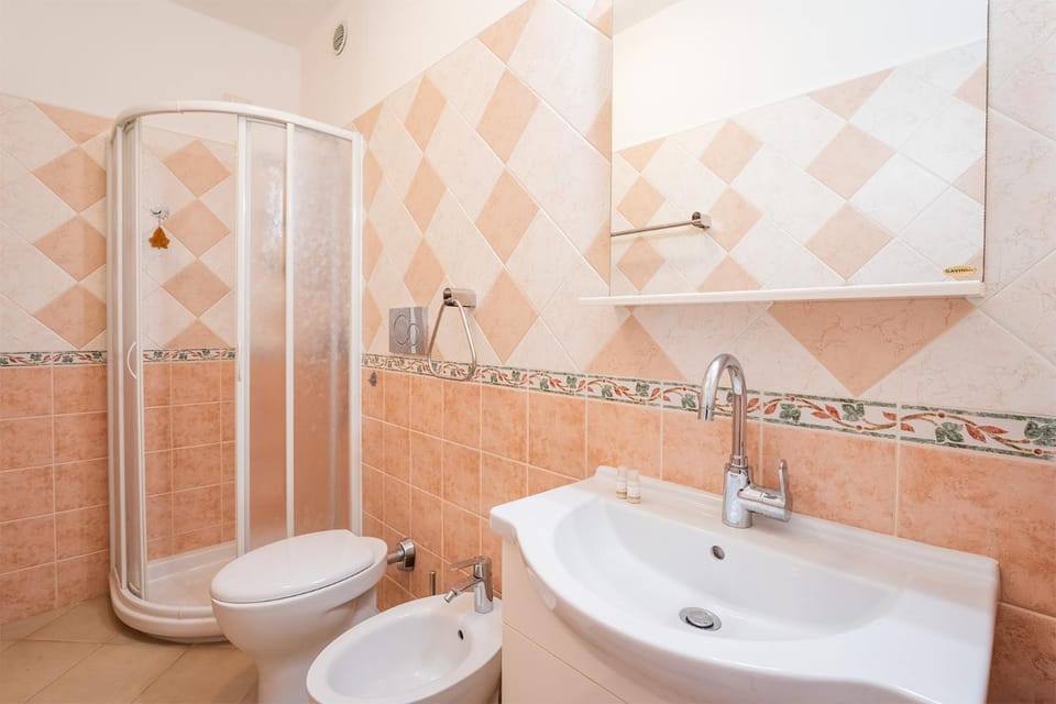 Shower, Toilet, Bathroom, bidet, towels