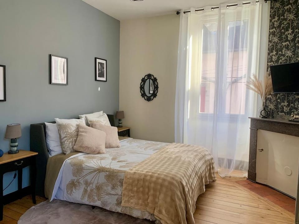 Bed, TV and multimedia, Photo of the whole room, Bedroom