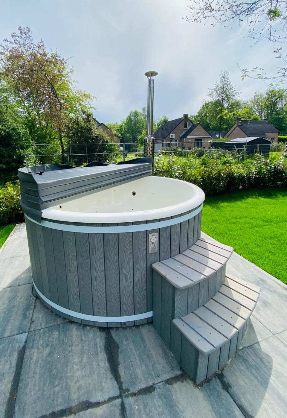 6pers Boshuis -Hottub Jacuzzi- 'De Groene Specht' House in Gelderland, Netherlands
