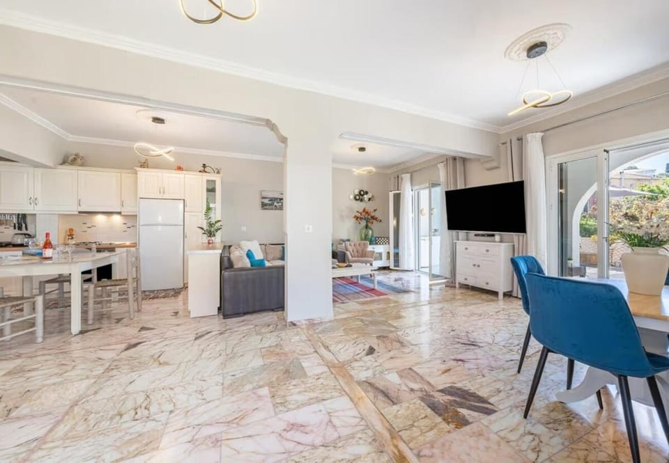 Living room, Dining area