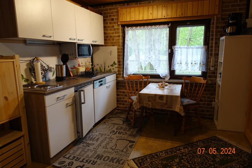 Coffee/tea facilities, Kitchen or kitchenette, Dining area, dishwasher, stove, toaster