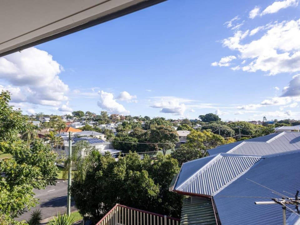 6KM to CBD Convenient 5BR Queenslander Coorparoo House in Brisbane