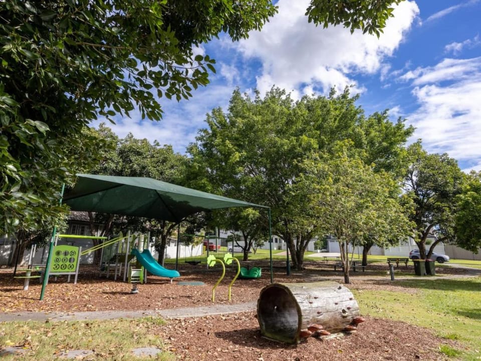 6KM to CBD Convenient 5BR Queenslander Coorparoo House in Brisbane