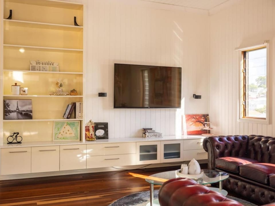 6KM to CBD Convenient 5BR Queenslander Coorparoo House in Brisbane
