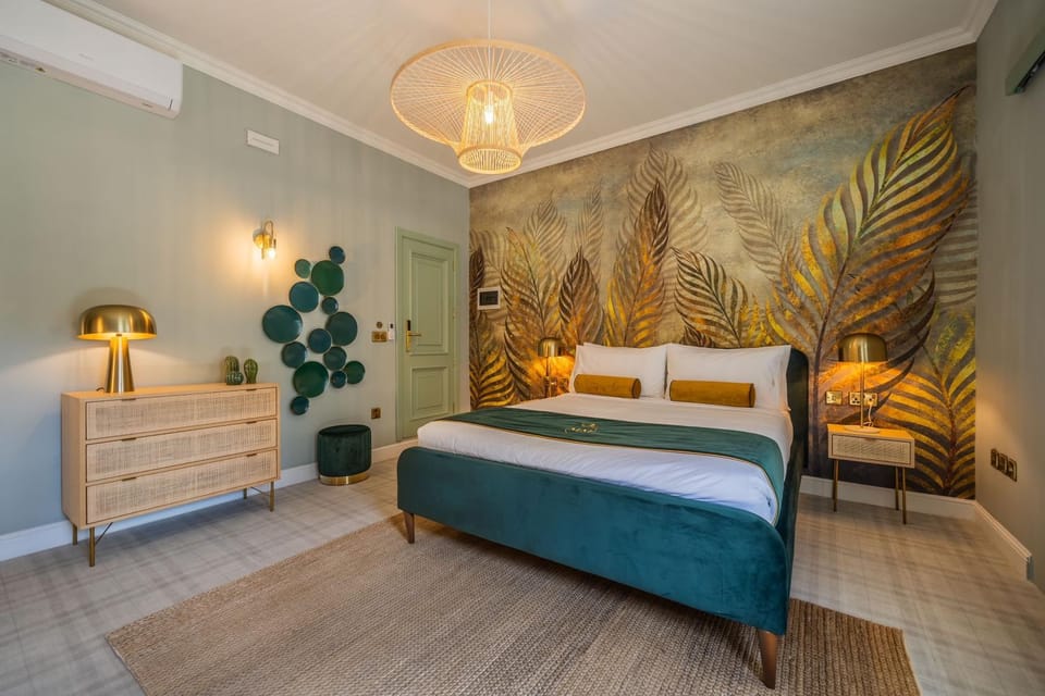 Toilet, Bed, Photo of the whole room, Bedroom
