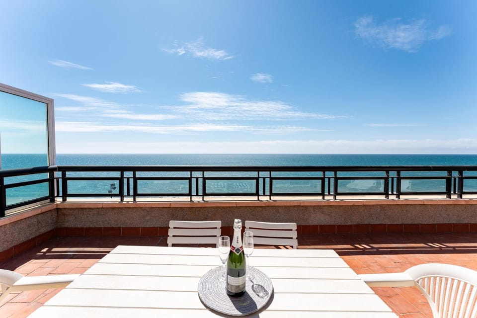 Day, Natural landscape, View (from property/room), Balcony/Terrace, Dining area, Sea view