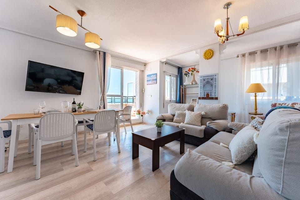 TV and multimedia, Living room, Seating area, Dining area