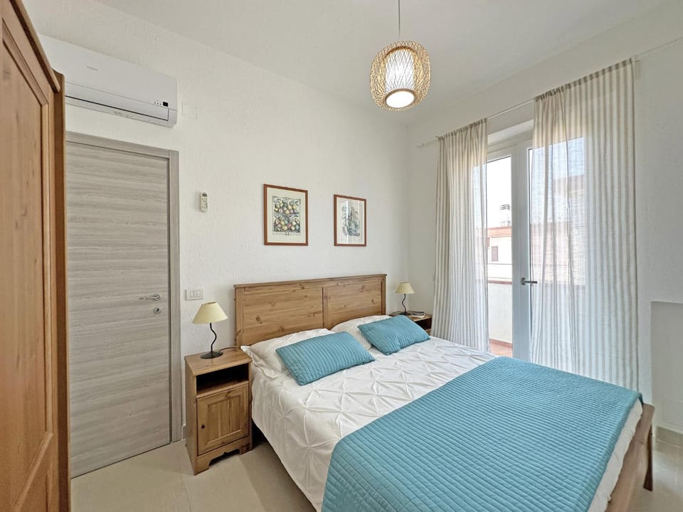 Bed, Photo of the whole room, Bedroom, wardrobe, air conditioner
