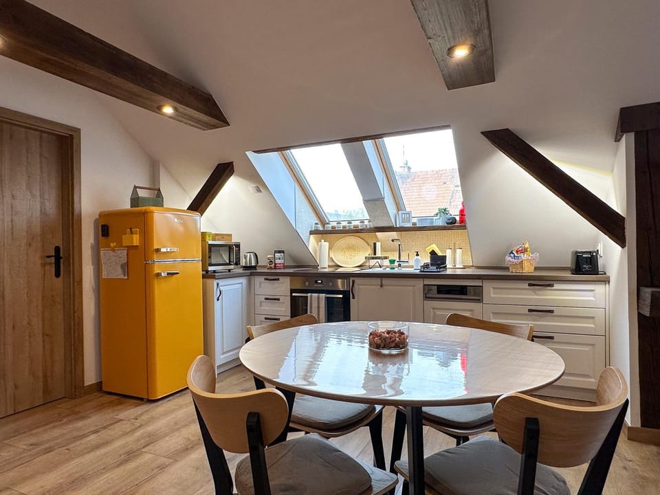 Kitchen or kitchenette, Dining area