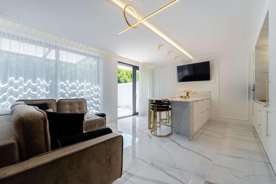 TV and multimedia, Kitchen or kitchenette, Living room, Seating area