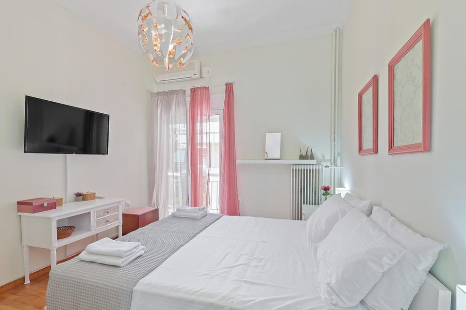 Bed, TV and multimedia, Photo of the whole room, Bedroom, hair dresser
