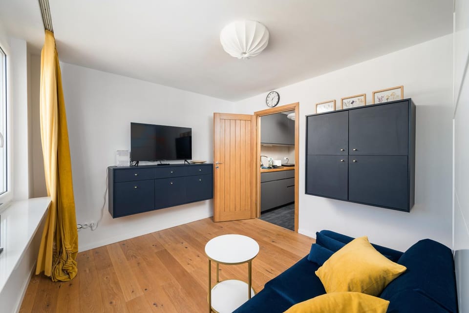 Communal lounge/ TV room, Bed, TV and multimedia, Kitchen or kitchenette, Living room, Photo of the whole room, Seating area, Evening entertainment, Bedroom, wardrobe