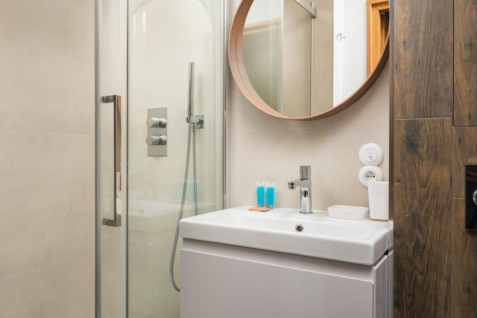 Shower, Bathroom, towels