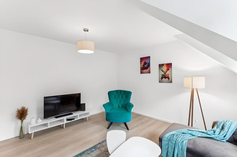 Communal lounge/ TV room, TV and multimedia, Living room, Seating area, Evening entertainment