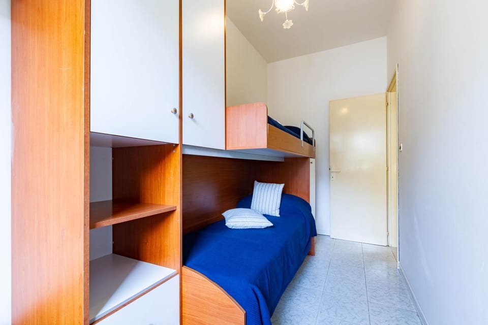 Photo of the whole room, Bedroom, bunk bed