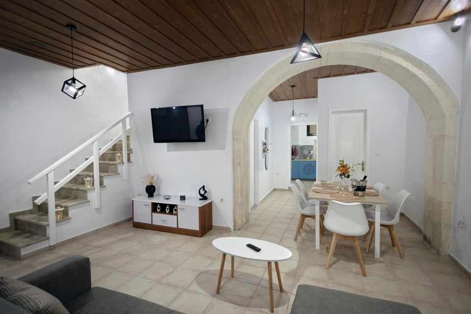 TV and multimedia, Living room, Seating area, Dining area