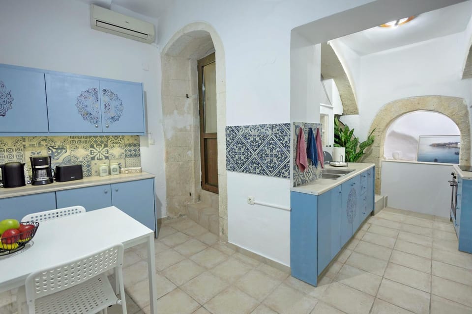 Kitchen or kitchenette, Dining area, minibar, air conditioner