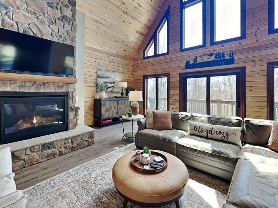 Falcons Landing House in Deep Creek Lake