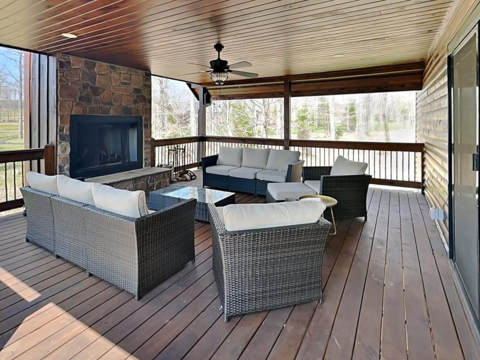 Falcons Landing House in Deep Creek Lake