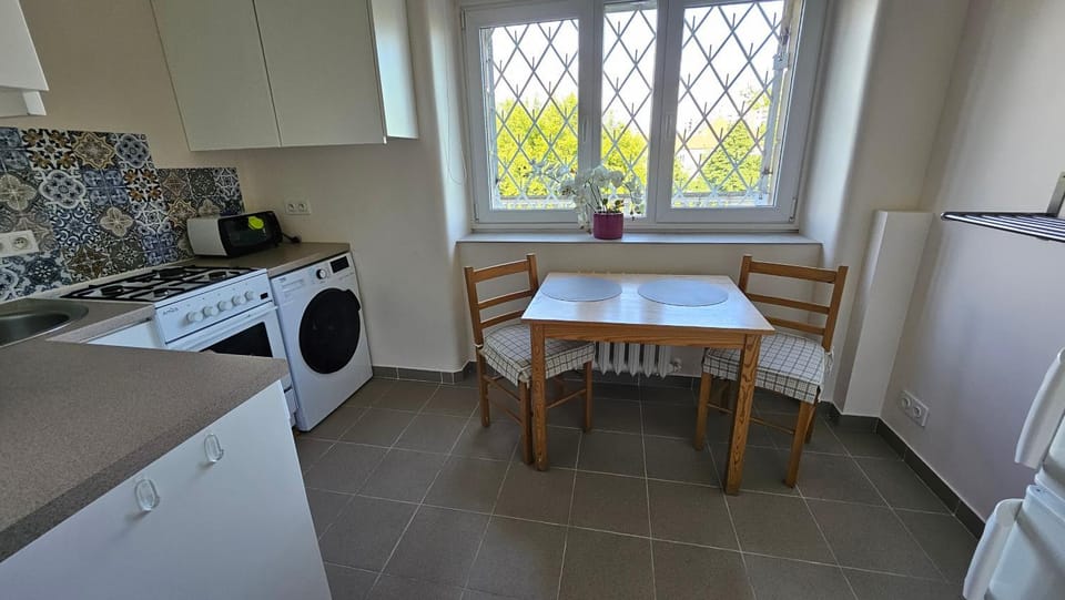 Kitchen or kitchenette, oven, washing machine