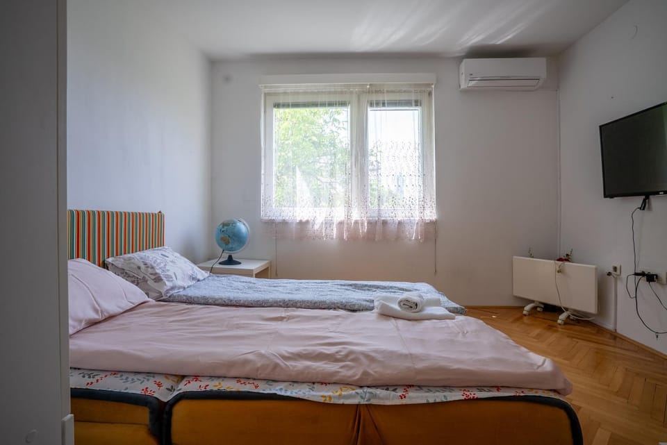 Bed, TV and multimedia, Photo of the whole room, Bedroom, internet, towels, air conditioner