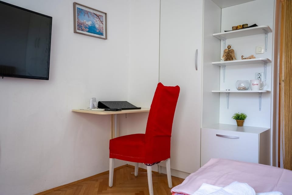 Bed, TV and multimedia, Bedroom