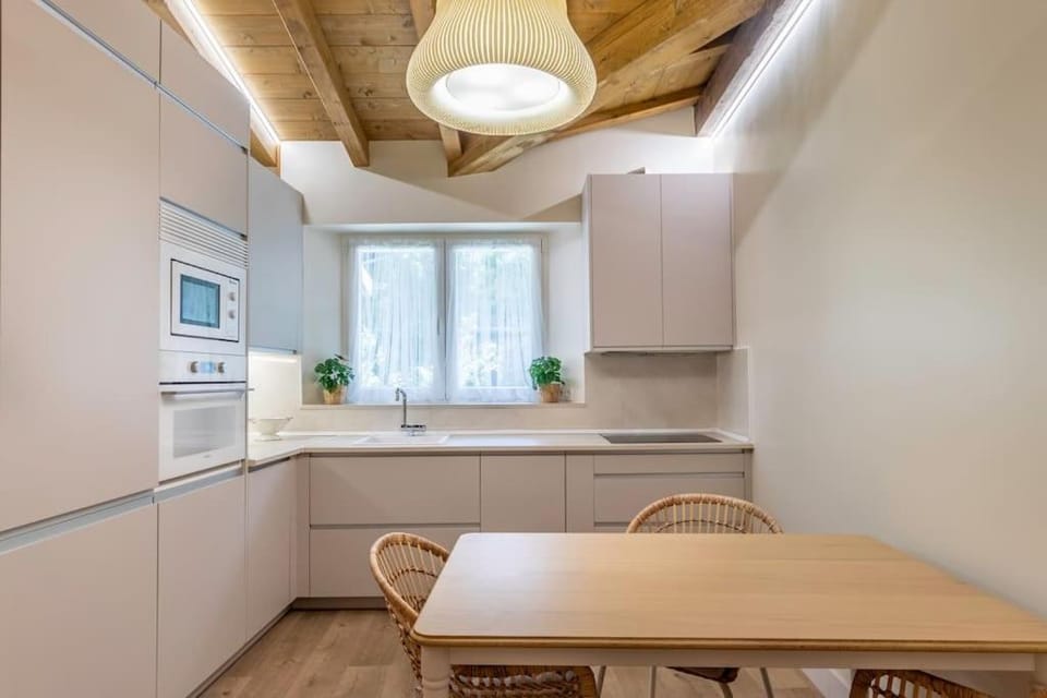 Kitchen or kitchenette, Dining area, oven