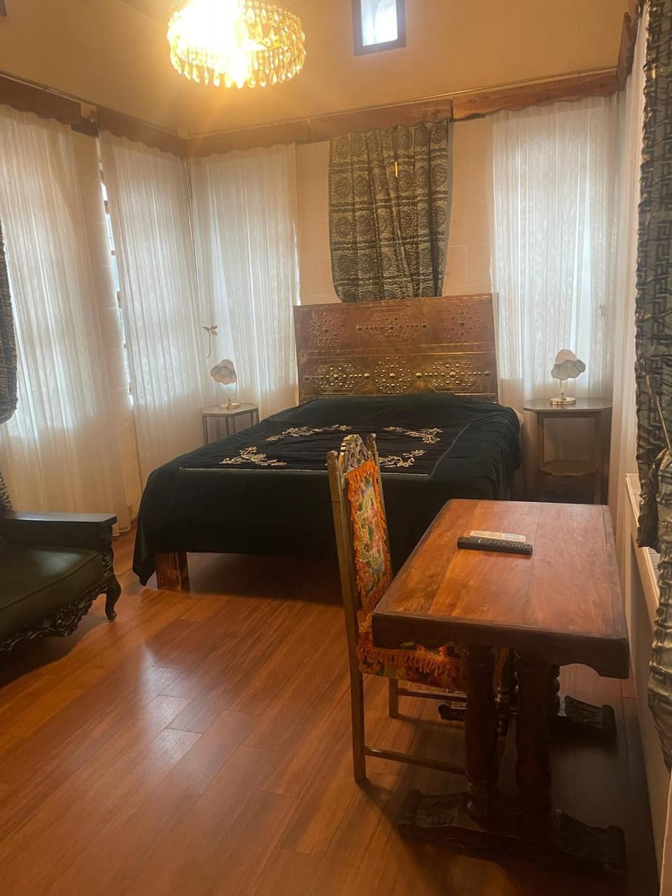Bed, Seating area, Bedroom