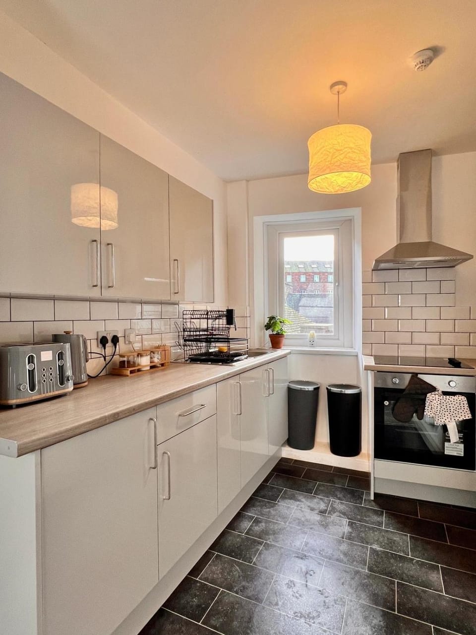 Coffee/tea facilities, Kitchen or kitchenette, stove, toaster