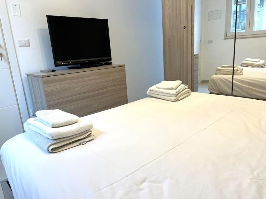 Bed, TV and multimedia, Photo of the whole room, Bedroom, towels, wardrobe
