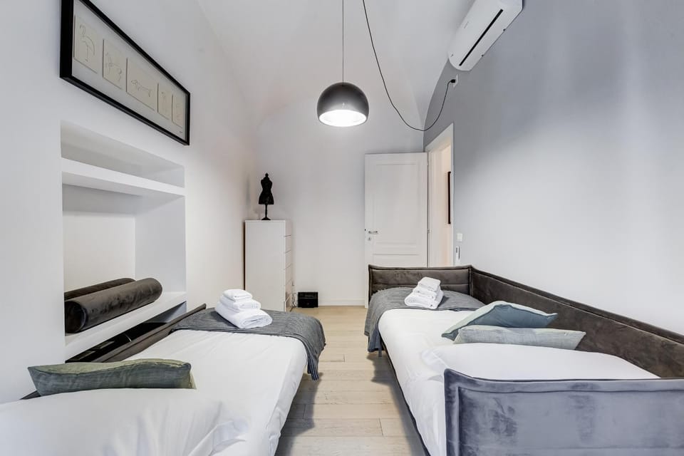 Bed, TV and multimedia, Photo of the whole room, Bedroom, towels