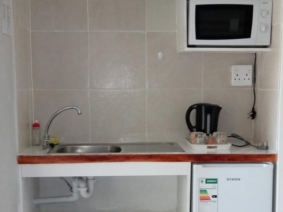 Kitchen or kitchenette, minibar