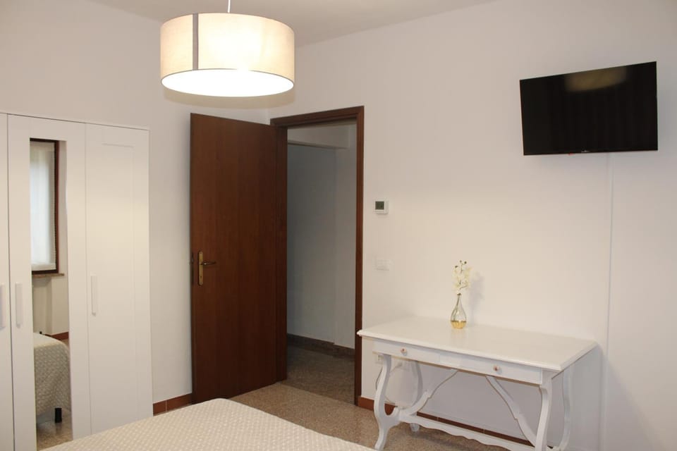 Bed, TV and multimedia, Bedroom, wardrobe