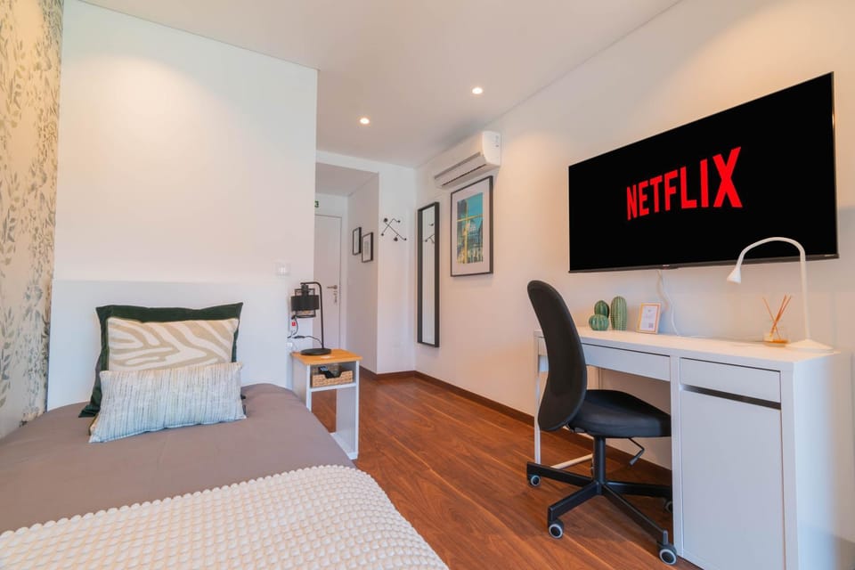 7Min to Uni Sé-Velha - AC - Work Desk - 300MBs WiFi - Suite 6 Bed and Breakfast in Coimbra